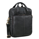 schwarze Ledertasche und Handgepäck