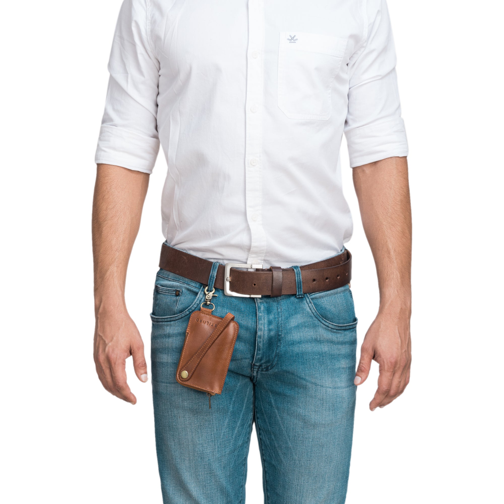 Keyholder Leder braun mithilfe eines Karabiners befestigt am Gürtel eines Herren